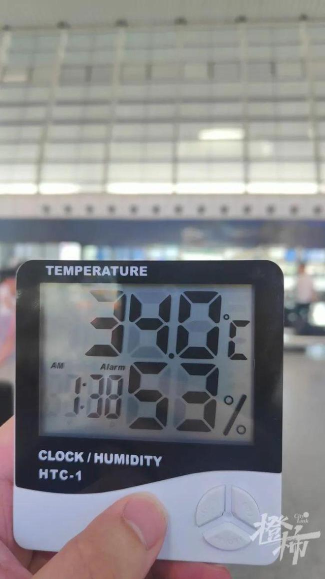 杭州东站站内平均温度超过30℃ 乘客直呼太热，站内如同蒸笼