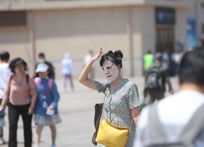 北京:今天白天最高气温34℃上下,体感闷热,注意防暑降温勤补水