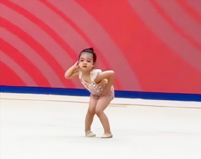 3岁萌娃参加体操比赛松弛感拉满 最小选手自信满满