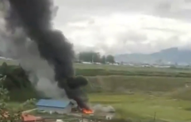 尼泊尔一飞机在机场坠毁 机上共19人 救援行动紧急展开