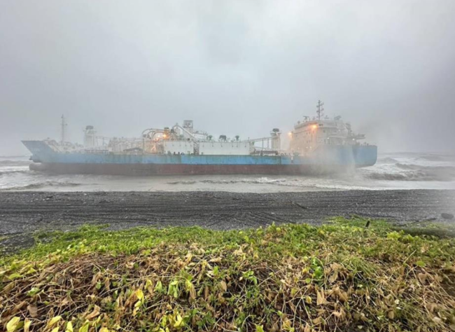 一艘坦桑尼亚籍货轮在台湾高雄港附近沉没