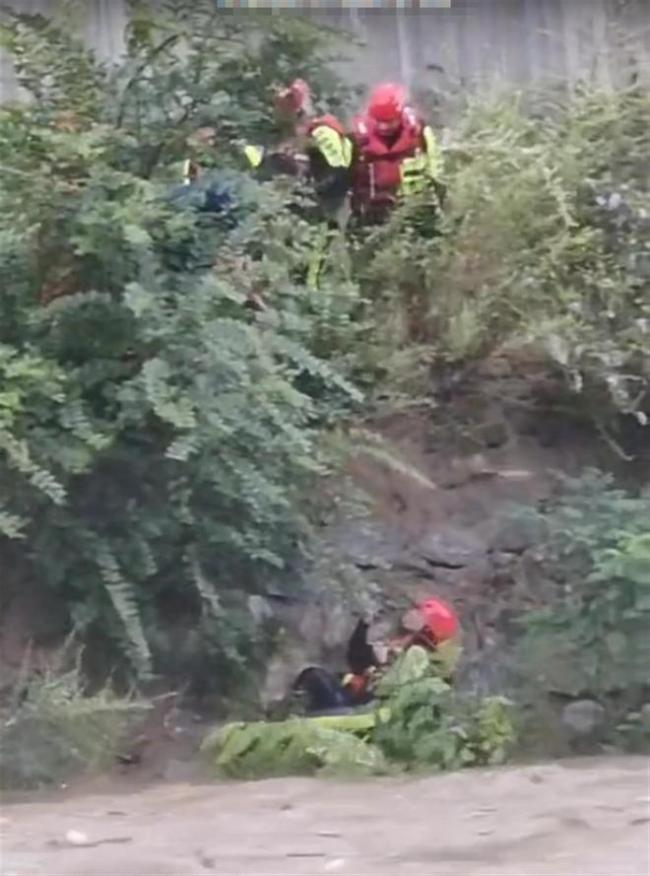 消防员抢险时被洪水冲走