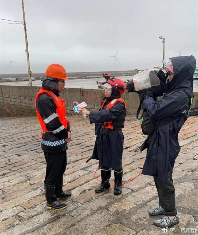 暖暖免费视频台风天货车高速侧翻 宁波高铁“陆地航母”边惊魂瞬间