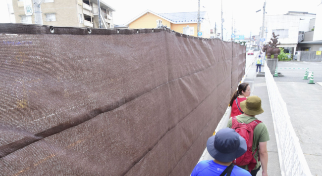 不堪游人破坏社会秩序 日本小镇拉网遮挡富士山景