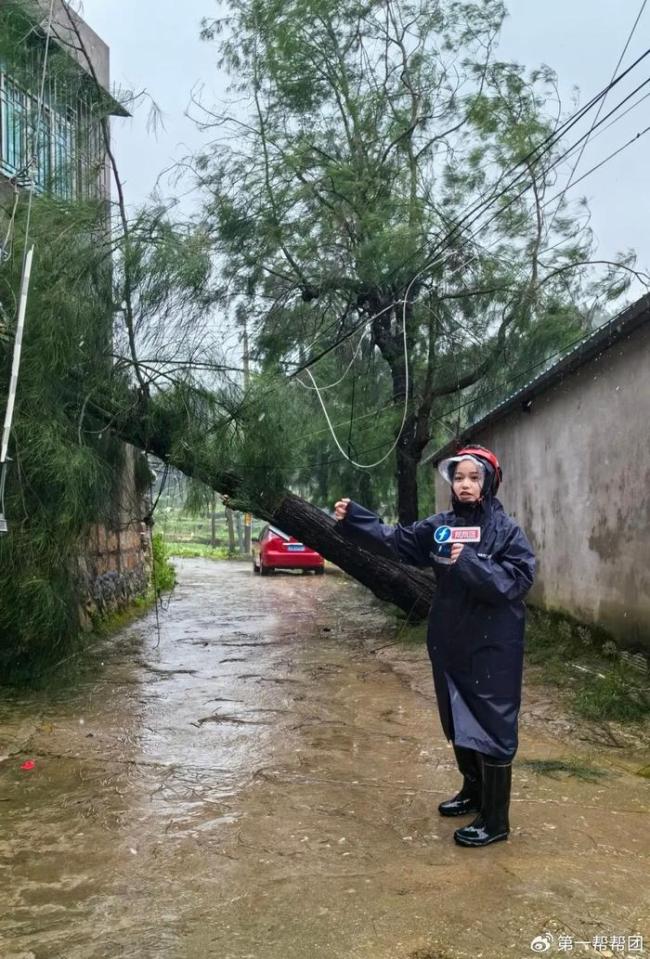 台风天货车高速侧翻 宁波高铁“陆地航母”边惊魂瞬间