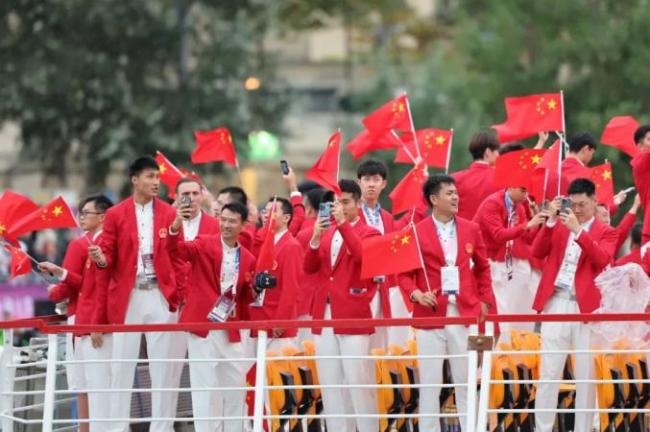 中国队开幕式现场视频曝光：冯雨挥舞国旗引领代表团入场