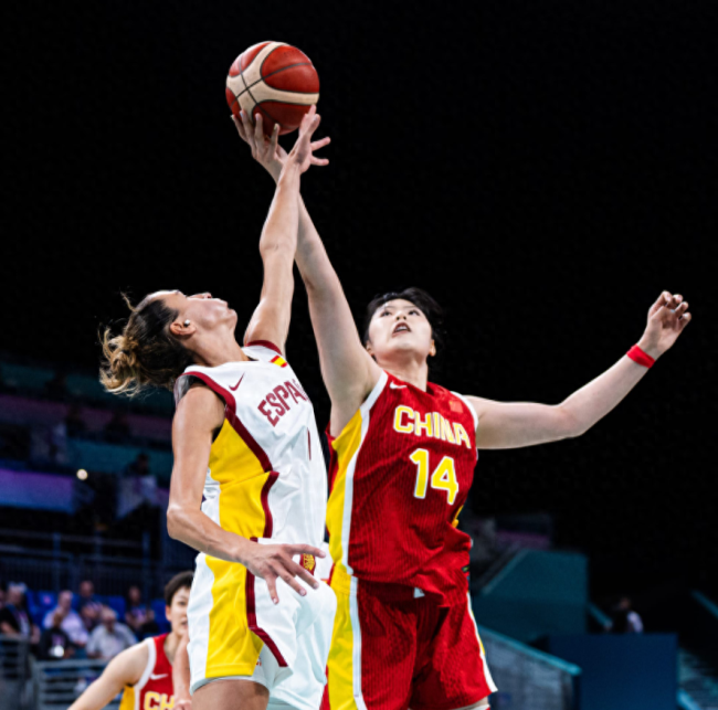 中国女篮奥运首秀惜败 加时错失逆转，李月汝砍下31分15板显神威