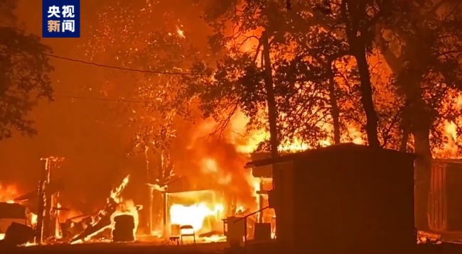 美国加州“帕克”山火过火面积超1400平方公里