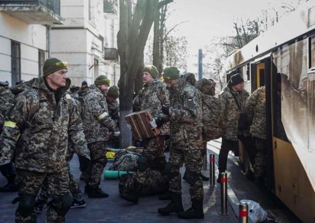在乌克兰，被迫入伍的新兵在前往前线的途中逃跑了