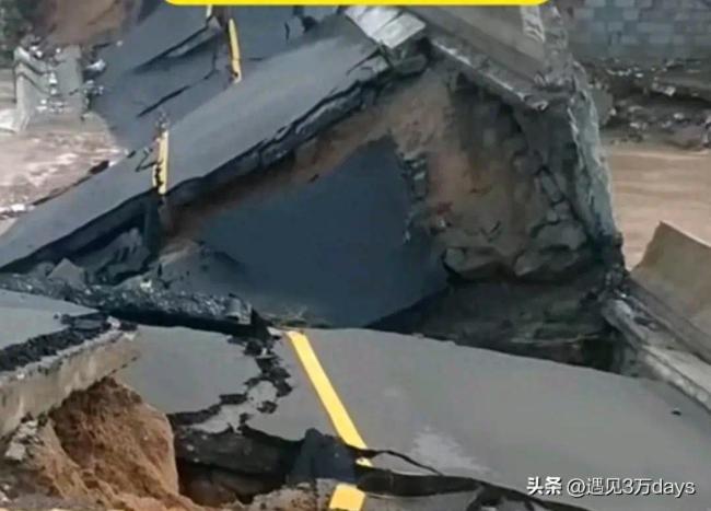 山东一桥梁因暴雨垮塌:有车掉入