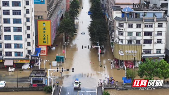 湖南永兴县紧急转移4500多名群众 洪峰过境现温情救援