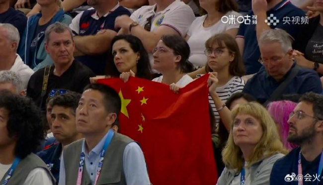 还以为是外国人在举中国国旗 爱国情怀不分国界