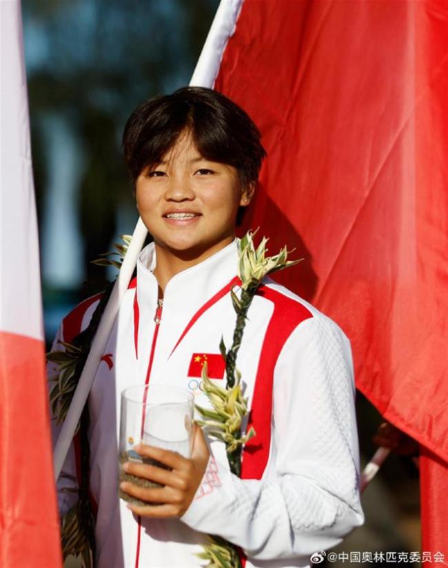 15岁冲浪选手杨思琪晋级巴黎奥运16强，教练称其发挥超出预期，母亲：她创造了历史