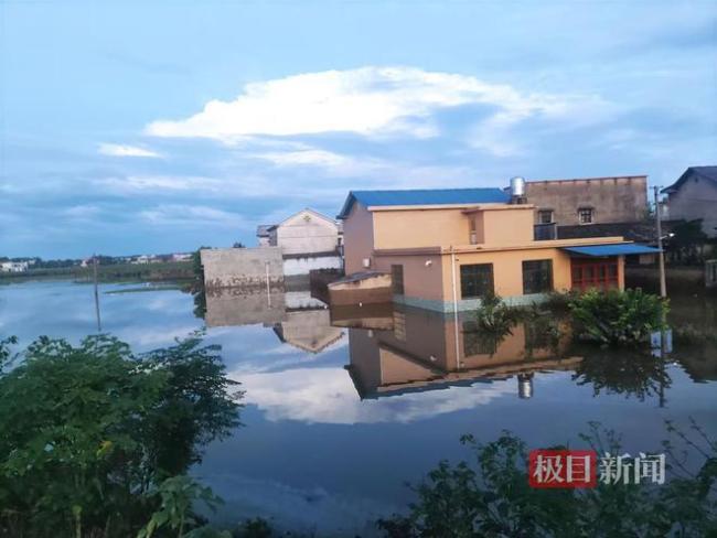 实拍湘潭被淹村落：民房瞬间垮塌，十余村庄成孤岛