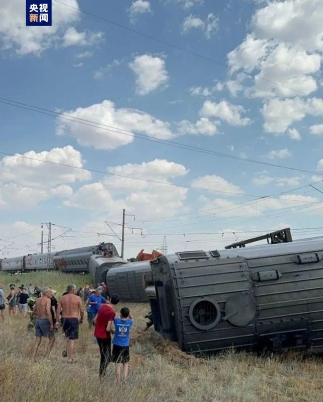 俄罗斯一火车与一货车相撞 火车8节车厢脱轨