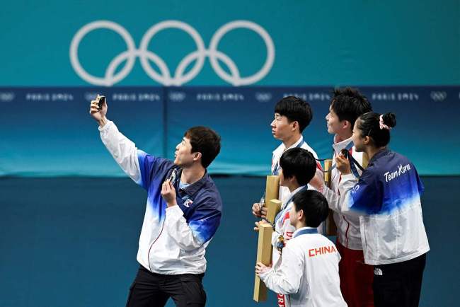 中朝韩运动员自拍留珍贵合影 赛场友谊跨越国界