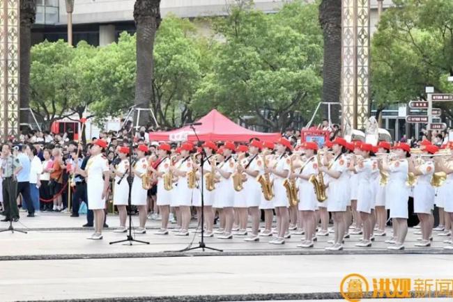 游客市民彻夜等待八一广场升旗仪式 共赏五星红旗冉冉升起