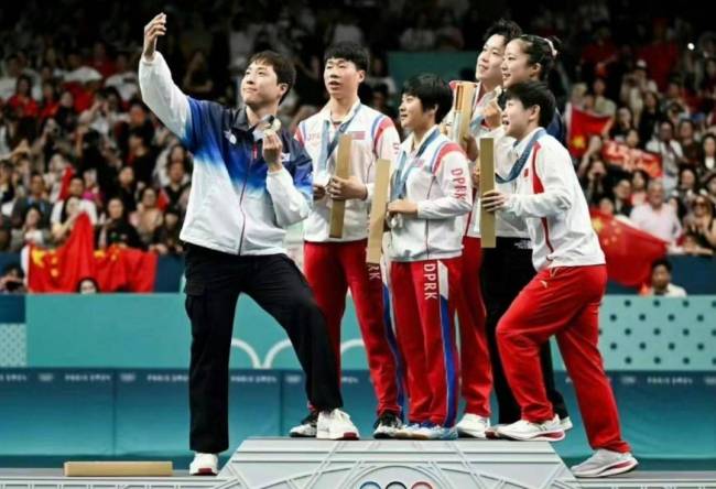 中国志愿者与朝鲜乒乓球选手成好友 赛场下友谊延绵