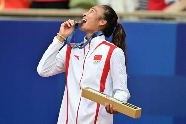 郑钦文称可以说QUEENWEN实至名归 中国网球新女王加冕