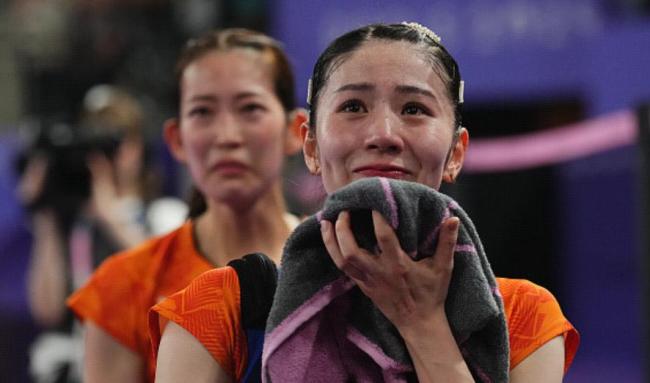 日本羽毛球选手志田千阳跟着中国国歌点头打拍子