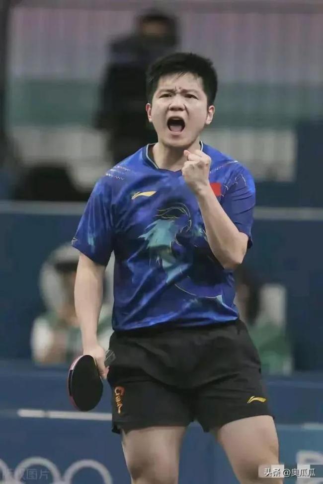17岁的樊振东青奥会宣誓画面 乒乓少年逆转夺冠之路