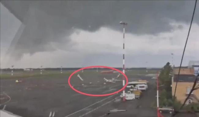 龙卷风侵袭俄机场 数架飞机被吹翻打转