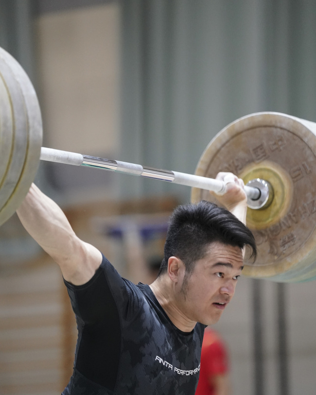 石智勇可惜：挺举失利，三连冠梦碎巴黎奥运