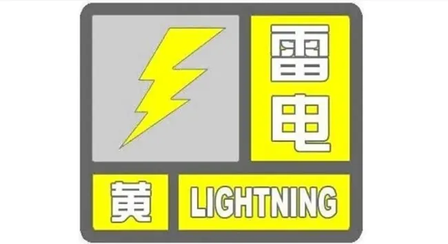 实拍上海40度高温里“下开水” 嘉定现短时强降水