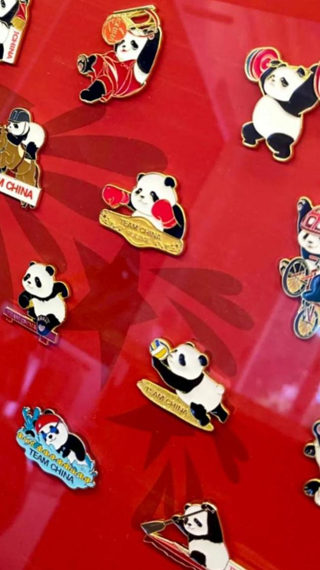 多名外国运动员炫耀拿到中国队的pin 争抢热门收藏品