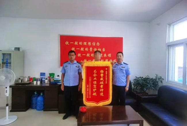 迷路小孩逼出了警察叔叔的夹子音 暖心交警柔情救援