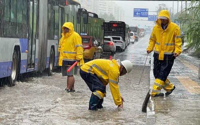 防汛人员彻夜值守应对北京强降雨，下凹桥区积水快速处置 确保道路畅通无阻