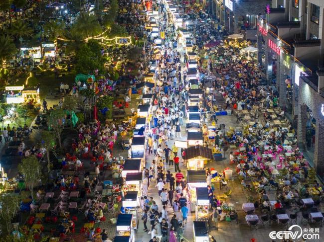 广西梧州：城郊夜市灯火辉煌游人如织