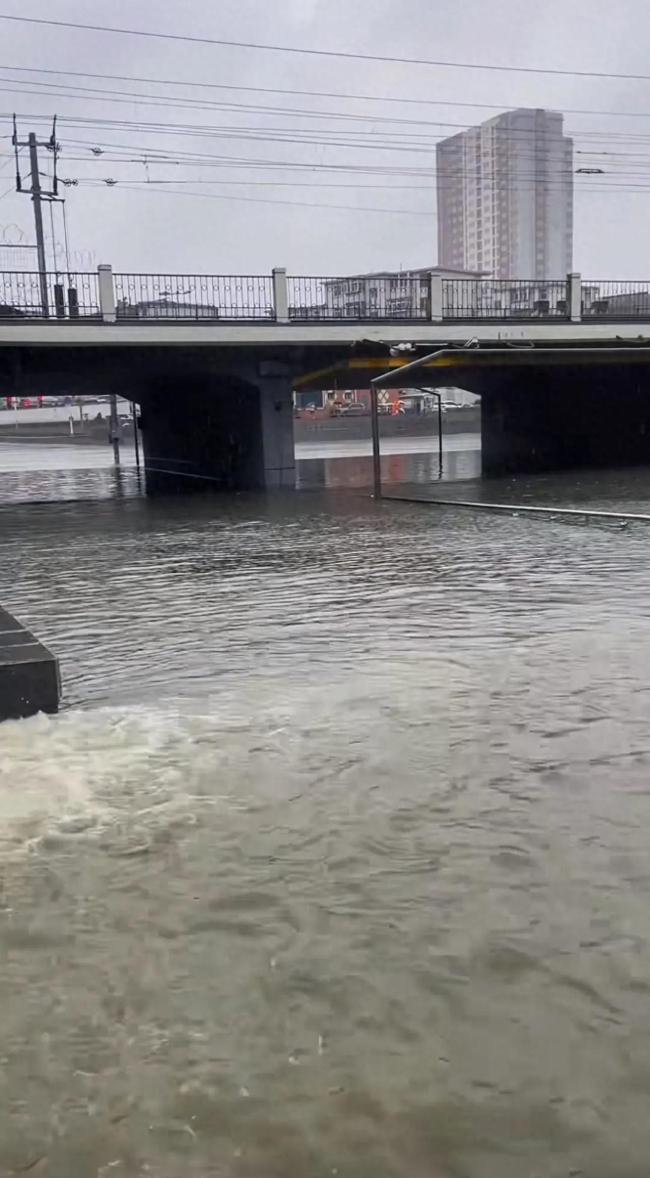 河北保定暴雨 台阶变瀑布