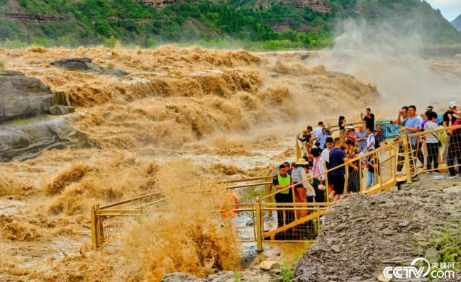 陕西延安：黄河壶口瀑布现水岸齐平景观