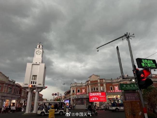 福建多地一秒天黑 雷声震天大雨倾盆