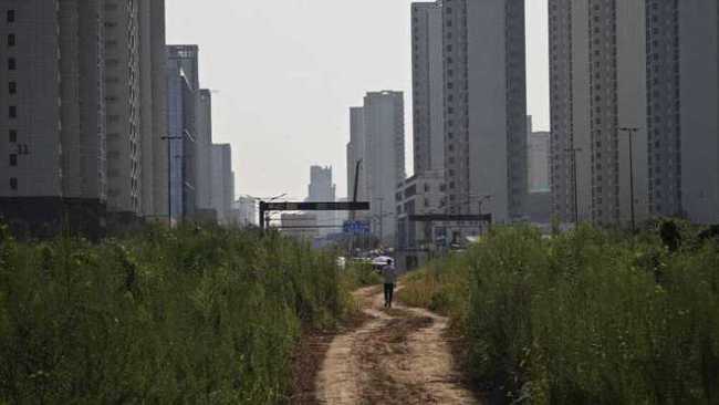 道路建好三年未交付业主称脏乱差 业主无奈自修路引热议