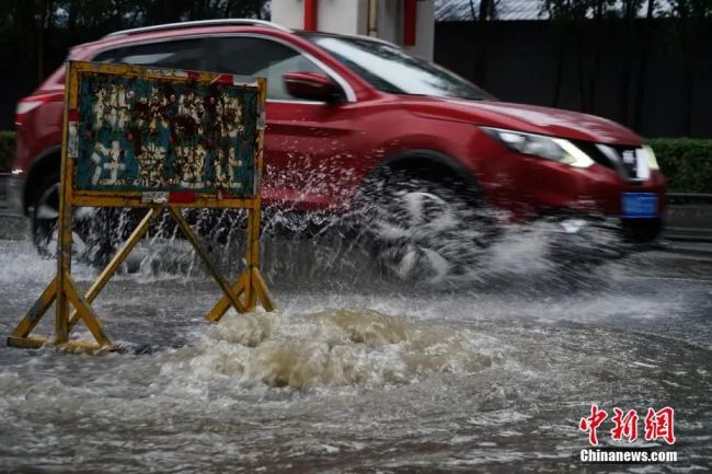 青海突发泥石流 多地停课停运 暴雨红色预警下的紧急应对