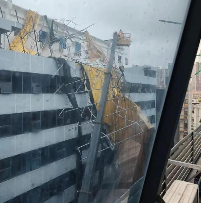 摩羯”来袭 记者连人带伞被吹走：深圳一夜风骤雨急