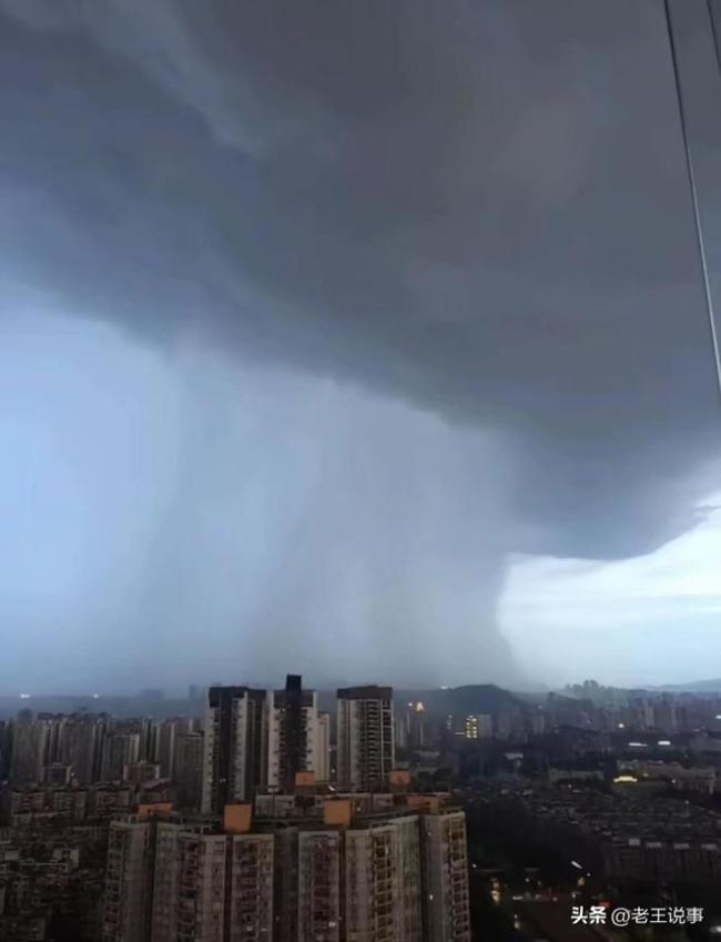 重庆垫江遭狂风暴雨 屋顶被吹飞 人工降雨变灾难片