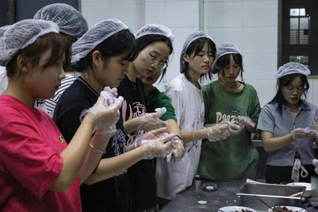 大二学生做1400块月饼送大一重生 情暖中秋，爱满学校