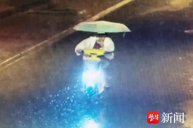 女子撑伞骑车被卷入车底不幸身亡 雨天骑行安全警钟敲响