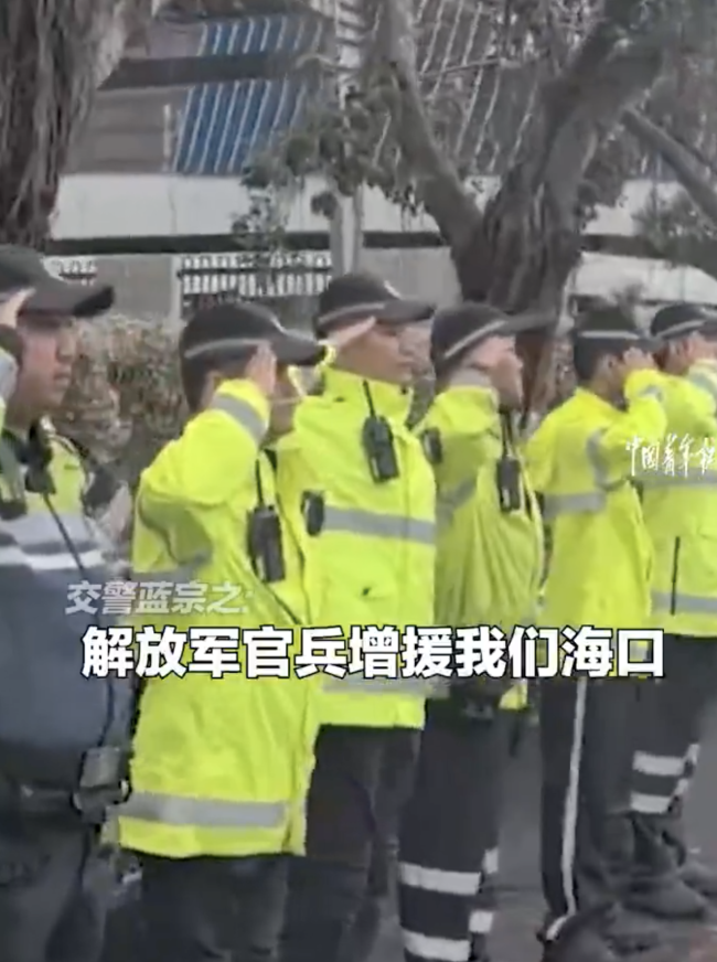 海口交警向救灾解放军敬礼致敬