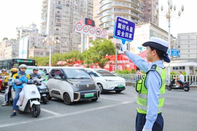 💰欢迎进入🎲官方正版✅女子骑车未戴头盔被“小交警”喊话 安全头盔的重要性再强调