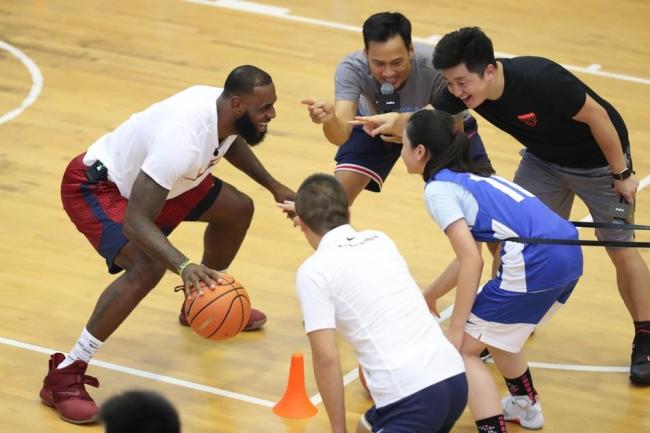 NBA巨星中国行谁更有活？哈登：暖心宠粉无出其右