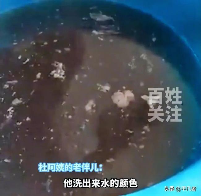 老人网购4只乌鸡清水洗成“墨汁” 客服：给30补偿