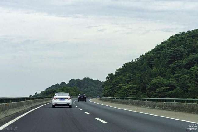 司机高速停车方便 后车紧急刹车