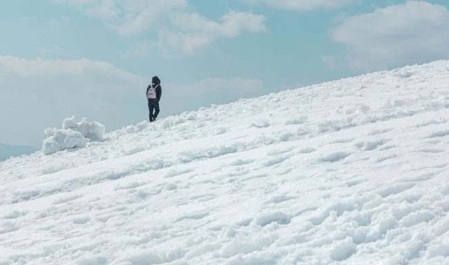 游客在玉龙雪山4680米处翻越护栏被劝回 探寻雪山秘境之旅