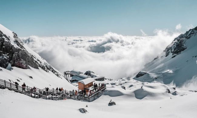 游客在玉龙雪山4680米处翻越护栏被劝回 探寻雪山秘境之旅