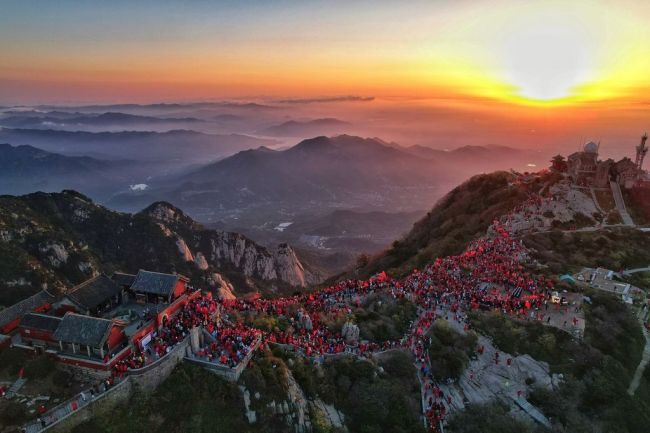 泰山之巅飘扬中国红 游客跟唱国歌祝福祖国