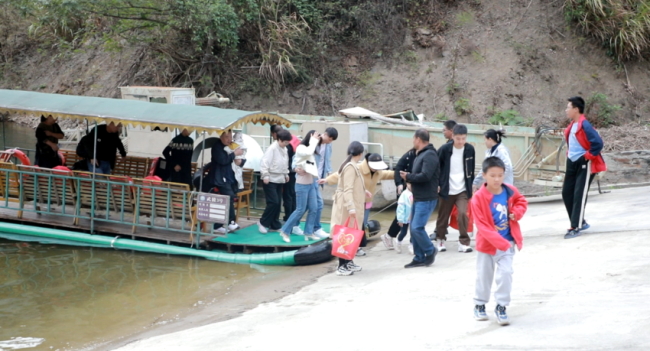 湖北竹山县武陵峡景区迎客流高峰 黄金周旅游热力十足